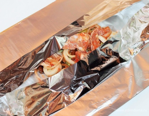 Заворачиваем фольгу в виде конверта.