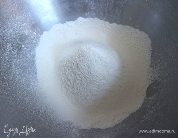 Муку просеять вместе с разрыхлителем в миску, в которой будете взбивать смесь.