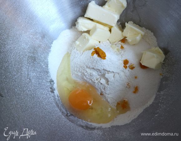 Добавить ванильный сахар, сахарный песок, яйцо, сливочное масло, апельсиновую цедру.