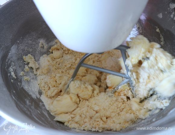 Все ингредиенты перемешать миксером (или в комбайне) до однородного состояния сначала на низкой скорости, потом скорость увеличить. Долго не перемешивать.