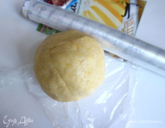 Скатать тесто в шар, обернуть в пленку и убрать в холодильник на 30 минут.
