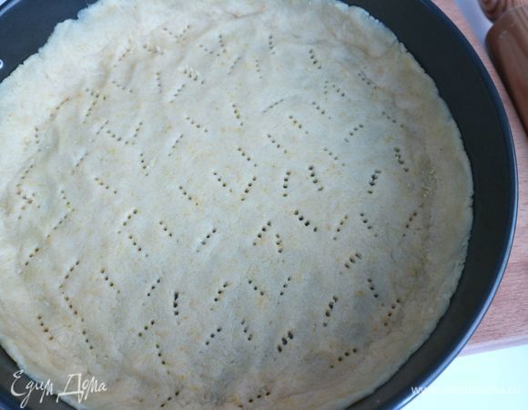 Надеть бортик формы, сделать бортики из теста. Тесто наколоть вилкой. Убрать в холодильник на 10 минут.