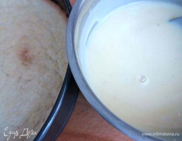 Оставшееся молоко и сливки довести до кипения, снять с огня и при постоянном помешивании добавить приготовленную ранее смесь. Довести до кипения и, постоянно помешивая, варить на минимальном огне до состояния крема (около 1 минуты).