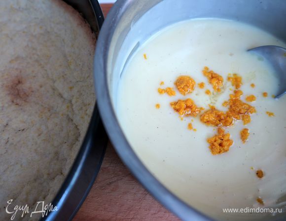 Пудинг слегка остудить, подмешать ароматизаторы: цедру апельсина, снятую со второй половинки апельсина, ванильную эссенцию. Дать остыть почти полностью, чтобы сметана, которую вы будете добавлять, не распалась на фракции.