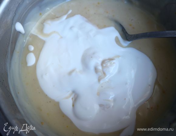 Добавить сметану 30% жирности, перемешать ложкой.
