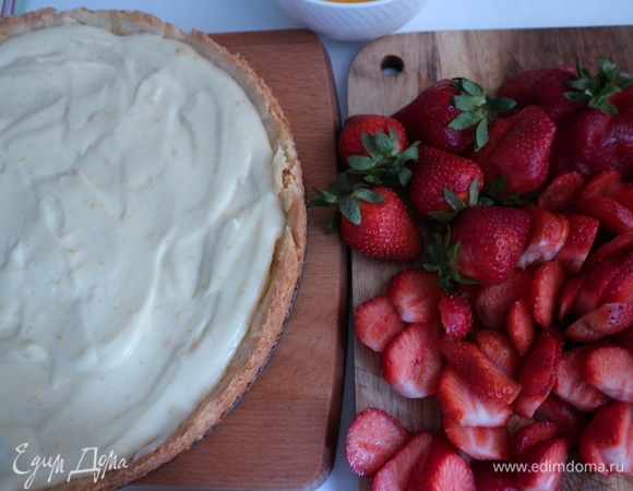 Нарезать клубнику на пластины.