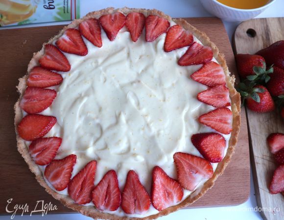 Поместить сверху на ванильный крем пластины из клубники в один слой по кругу.