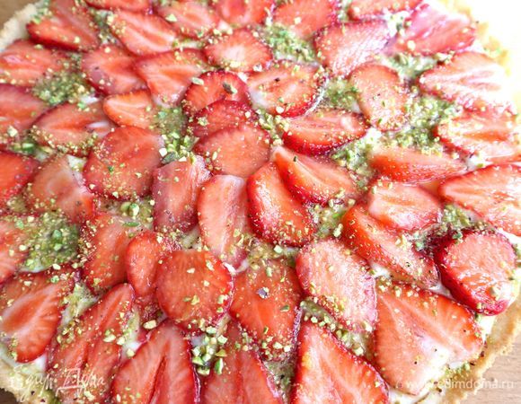 Немного измельченных фисташек и первый слой желе. После этого тарт надо убрать в холодильник на 30–40 минут.