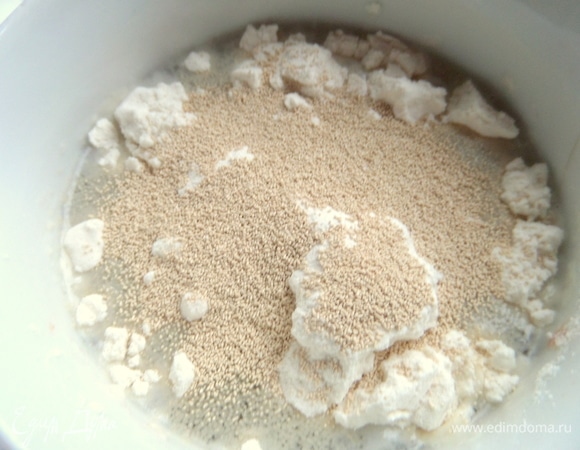 В теплой воде с сахаром и ложкой муки размешать дрожжи.