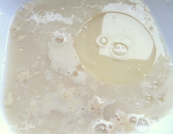 Смешать закваску с остальной водой. Влить масло.