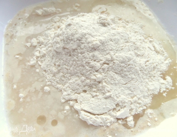 Всыпать муку и соль. Муки может взять тесто больше.