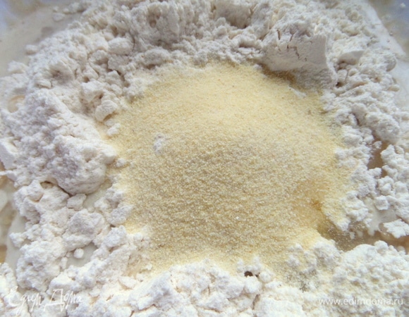 И семолину (манку).