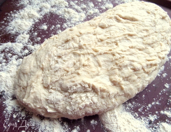 Потом переносим на доску с мукой. Чем мягче тесто, тем нежнее будут пирожки, но тем труднее с ним работать.