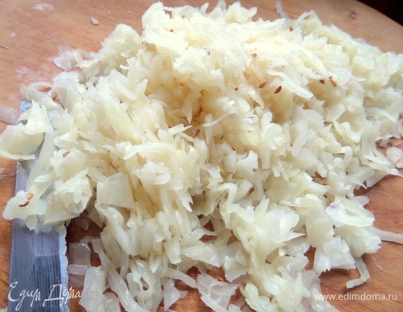 Для начинки квашеную капусту (у меня с тмином) порубить. Перед этим отжать рассол.