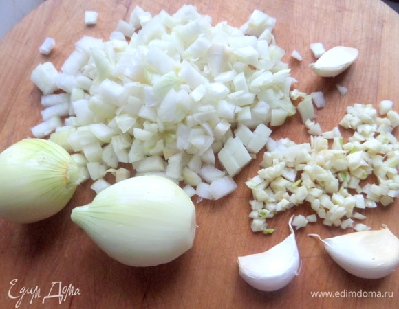 Лук, чеснок мелко нарезать.