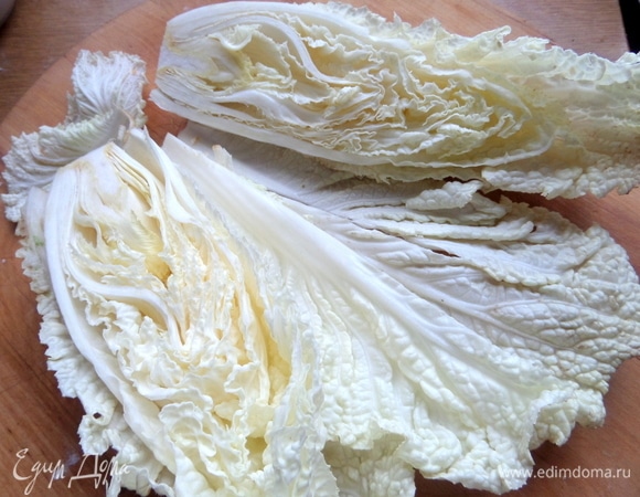 Пекинскую капусту измельчить.