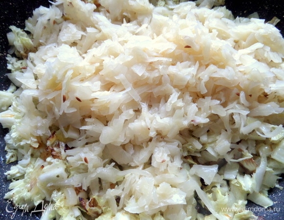 Ввести квашеную. Если капуста очень кислая, можно добавить сахар.