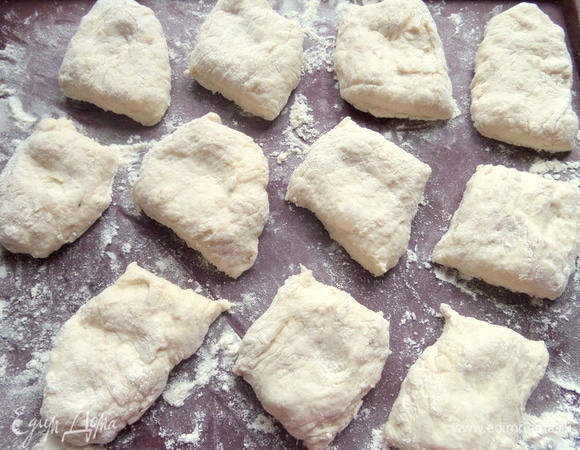 Итак, колбаски из теста поделить на кусочки-порции.