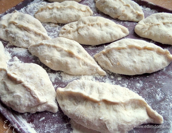 Лепим пирожки, защипываем края.