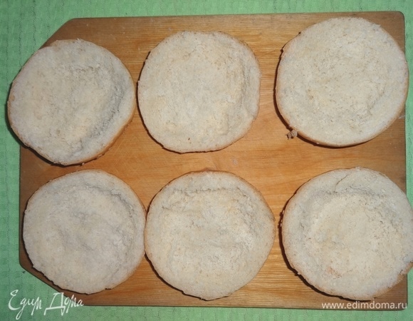 Из булочек выбрать часть мякиша, чтобы получились небольшие углубления. Мякиш можно заморозить и использовать для приготовления других блюд, например, котлет, запеканок, пудингов и т. д.