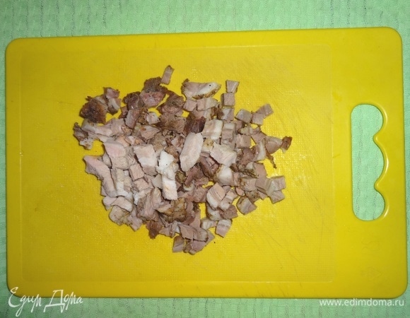 Буженину нарезать мелкими кубиками. Я использовала домашнюю буженину. Также можно использовать любые мясные продукты.