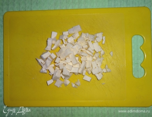 Адыгейский сыр нарезать мелкими кубиками.
