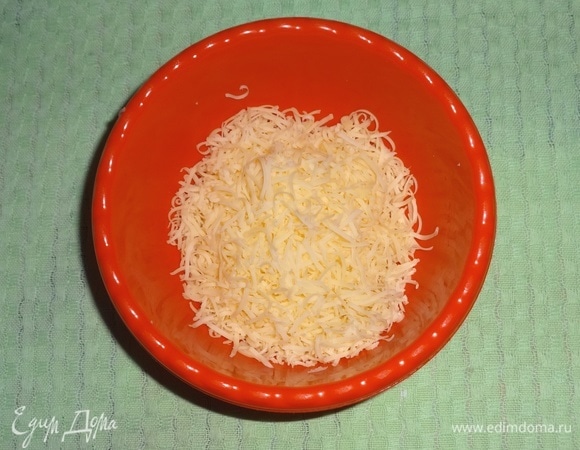 Сыр натереть на мелкой терке.