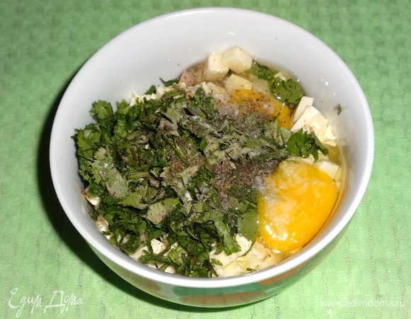 В миску выложить нарезанные буженину, адыгейский сыр, кинзу, вбить яйца, посолить, поперчить, перемешать.