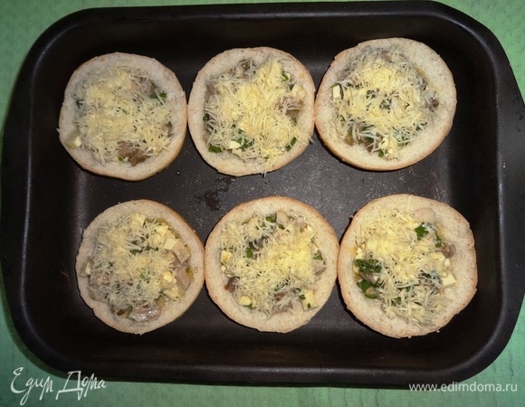 Сверху посыпать натертым сыром.