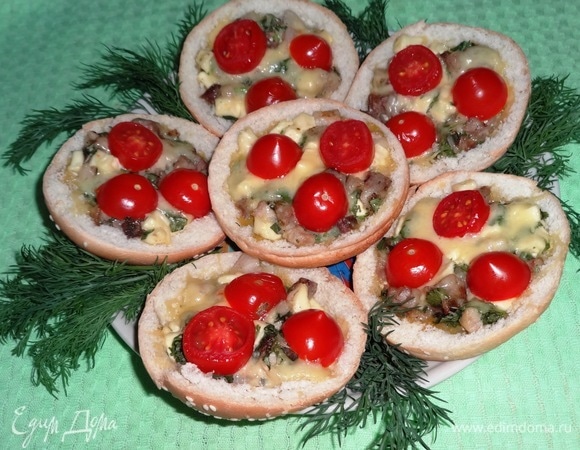 Горячая мясная закуска в булочках готова. Подаем на завтрак или ужин, украсив зеленью.