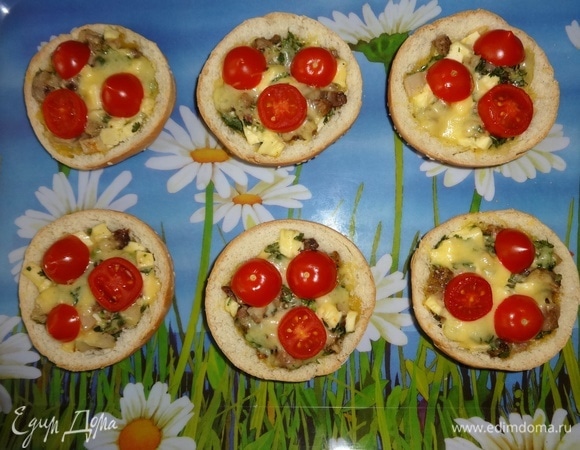 Также берем закуску на пикник (или готовим прямо на пикнике) и перекусываем ею в ожидании шашлыков. Угощайтесь! Приятного аппетита!