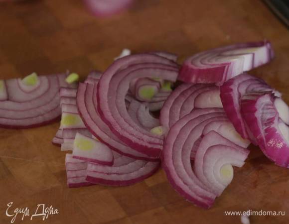 Половинку красной луковицы почистить и нарезать полукольцами.