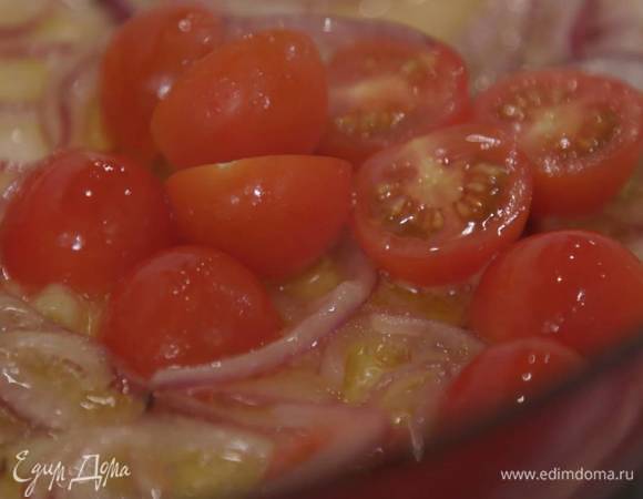 Помидоры черри разрезать пополам, добавить к луку с чесноком и перемешать.