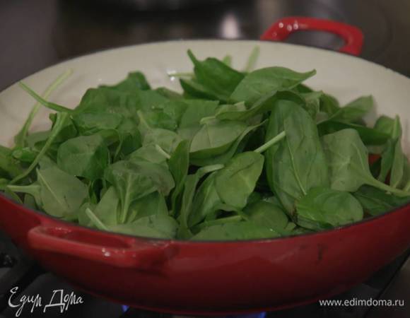 Шпинат выложить в сковороду с овощами, перемешать, накрыть крышкой и дать шпинату поплыть.