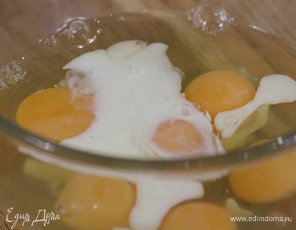 Яйца разбить в глубокую посуду, влить молоко и слегка взбить все вилкой, в конце посолить и поперчить.