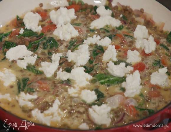 Козий сыр порвать руками, выложить на фриттату и отправить сковороду в разогретую духовку на 2‒3 минуты, чтобы сыр слегка поплыл.