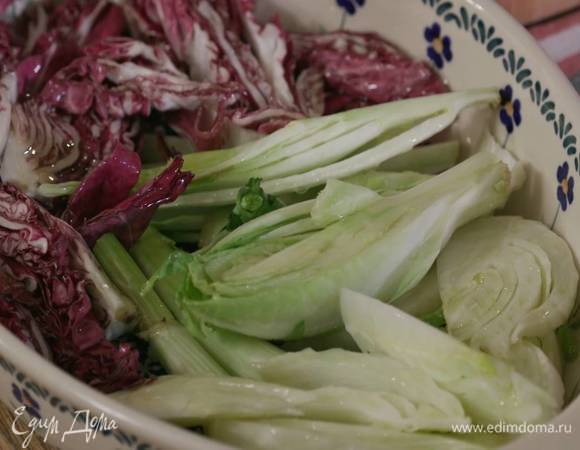 Фенхель, цикорий и радиккио нарезать тонкими дольками, выложить в жаропрочную керамическую форму, полить настоянным на чесноке оливковым маслом и запекать в разогретой духовке 5‒7 минут.