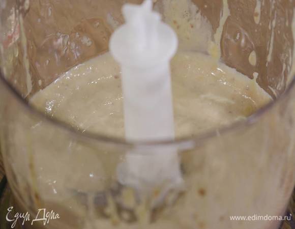 Приготовить заправку: в чаше блендера соединить желток, чеснок и анчоусы, добавить горчицу, уксус, часть оливкового масла и пеперончино, все немного взбить, затем влить оставшееся оливковое масло и взбить все в однородную массу, добавить 1 ч. ложку кипяченой воды и перемешать заправку ложкой.