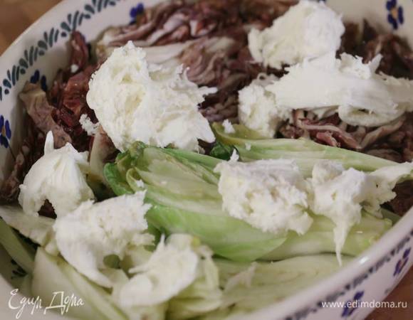 Моцареллу разделить руками на небольшие кусочки, выложить на горячие овощи и запекать еще пару минут, чтобы моцарелла слегка поплыла.