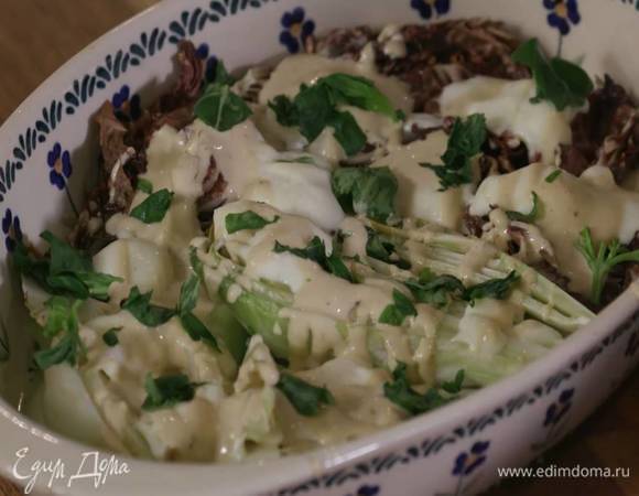 Горячие овощи с моцареллой полить заправкой, посыпать порванным руками базиликом и подавать.<br />
 