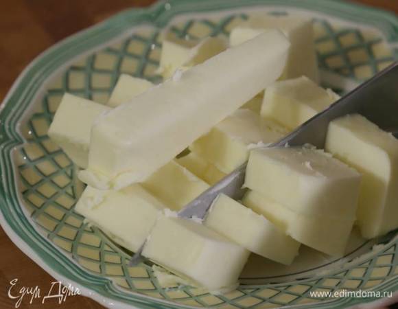 Нарезать 125 г предварительно охлажденного сливочного масла небольшими кубиками.
