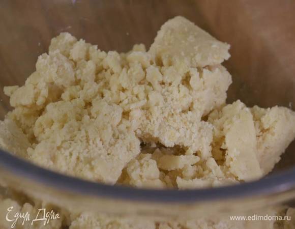 Приготовить тесто: в чаше блендера соединить муку, сахарную пудру, миндальную муку, нарезанное масло, желток и соль, все взбить, затем, продолжая взбивать, влить 1 ст. ложку ледяной воды, взбить еще немного и вымесить тесто руками.