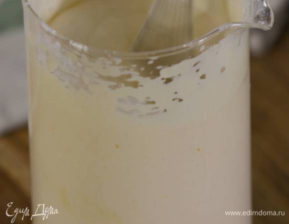 Яйца, желтки и сахар соединить в чаше блендера и взбить насадкой-венчиком в пышную, воздушную массу, затем всыпать крахмал, все перемешать и взбить еще немного.