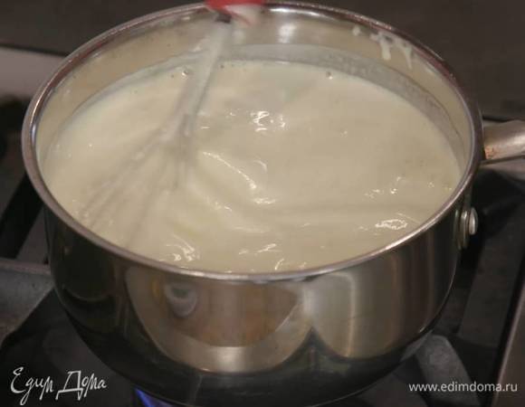 В яичную массу влить немного теплого молока и перемешать венчиком, затем вылить все в кастрюлю с молоком и на небольшом огне, непрерывно перемешивая венчиком, заварить крем.