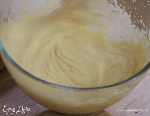 Снять кастрюлю с огня и вымешивать венчиком еще некоторое время, затем перелить крем в холодную миску и продолжать взбивать, чтобы получилась консистенция густой сметаны без комочков.