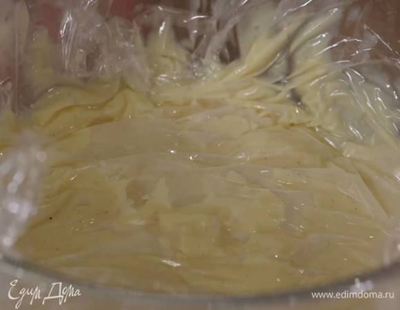 Выстелить пищевой пленкой поверхность крема, чтобы на нем не образовалась корочка, и отправить в холодильник.