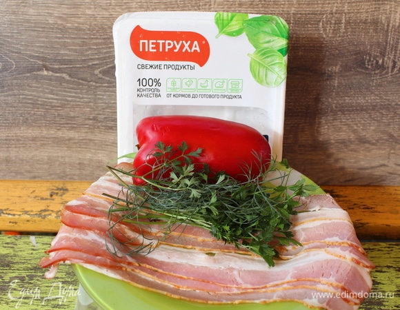 Филе грудки разрезаем на 2 пласта и слегка отбиваем. Перец режем на плоские полоски.