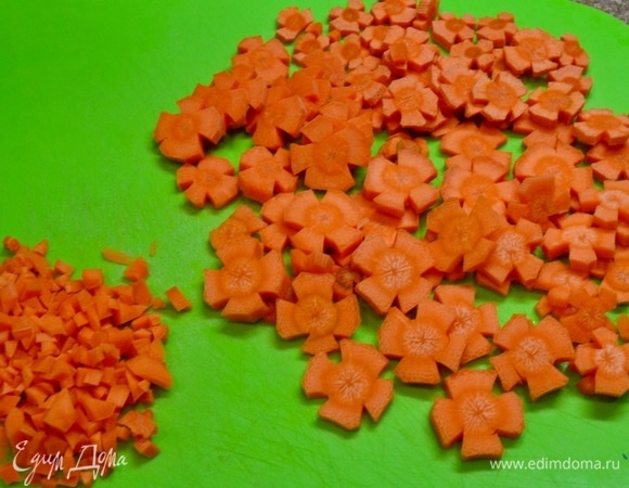 Чистим картофель и морковь. Из моркови вырезаем цветочки, чтобы суп был нарядным и весенним. В кипяток закидываем нарезанную морковь, далее — нарезанную соломкой картошку, помидор, нарезанный кубиком, лук. Доводим до готовности.