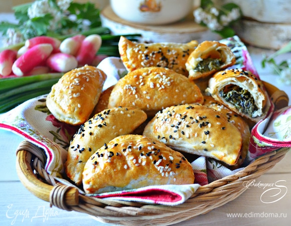 Такие пирожки одинаково хороши как теплыми, так и уже остывшими. Угощайтесь! Приятного вам аппетита!