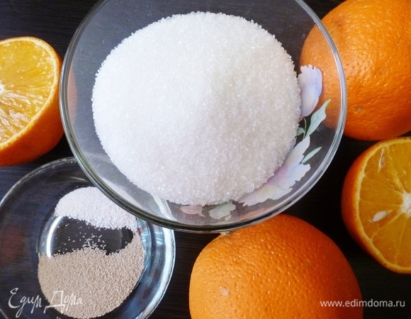 Подготовить продукты для кваса. Апельсины хорошо помыть, обдать горячей водой и обсушить.